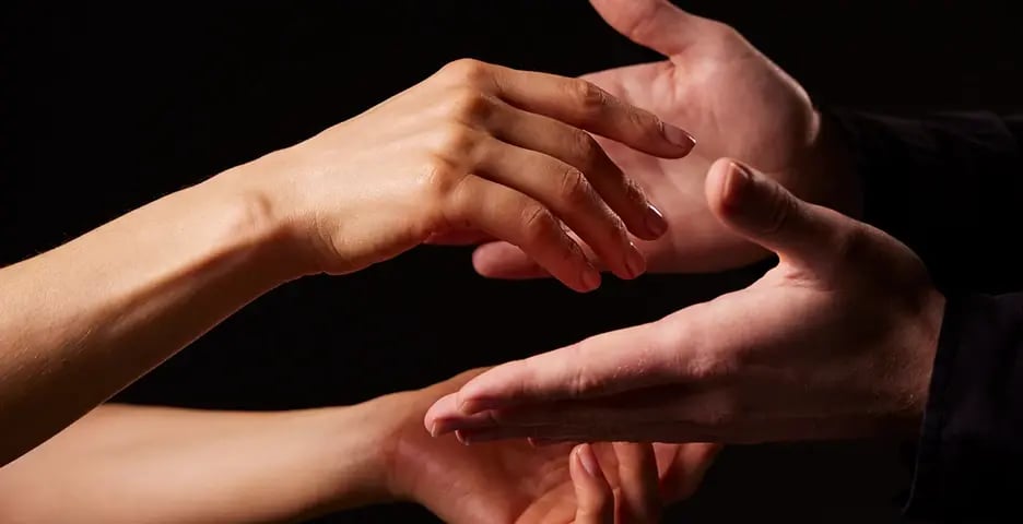 img-hands-speech-black-bg