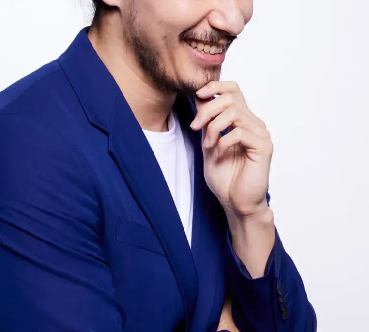man-smiling-hand-under-chin_750x675px